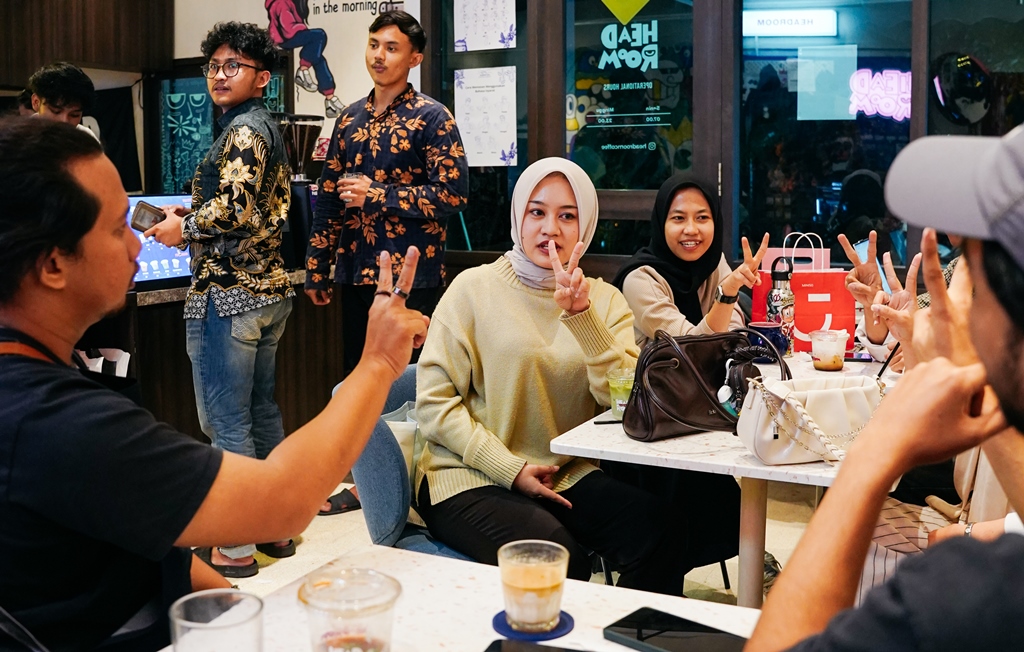 Pesan Kopi Tanpa Bicara, Pengunjung Headroom Coffee Solo Belajar Bahasa Isyarat dari Kawan Tuli