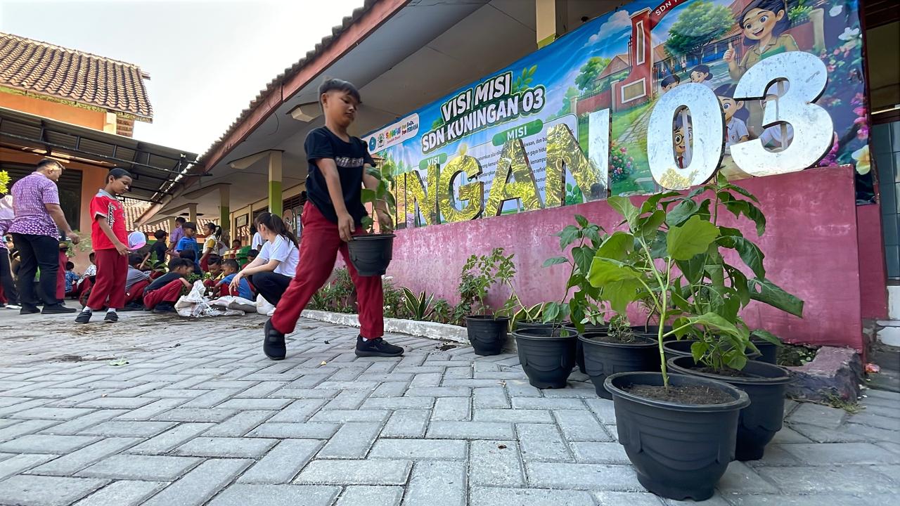 Inveskids Kenalkan Cara Mengolah Sampah Bernilai Jual kepada Siswa SD Kuningan 03