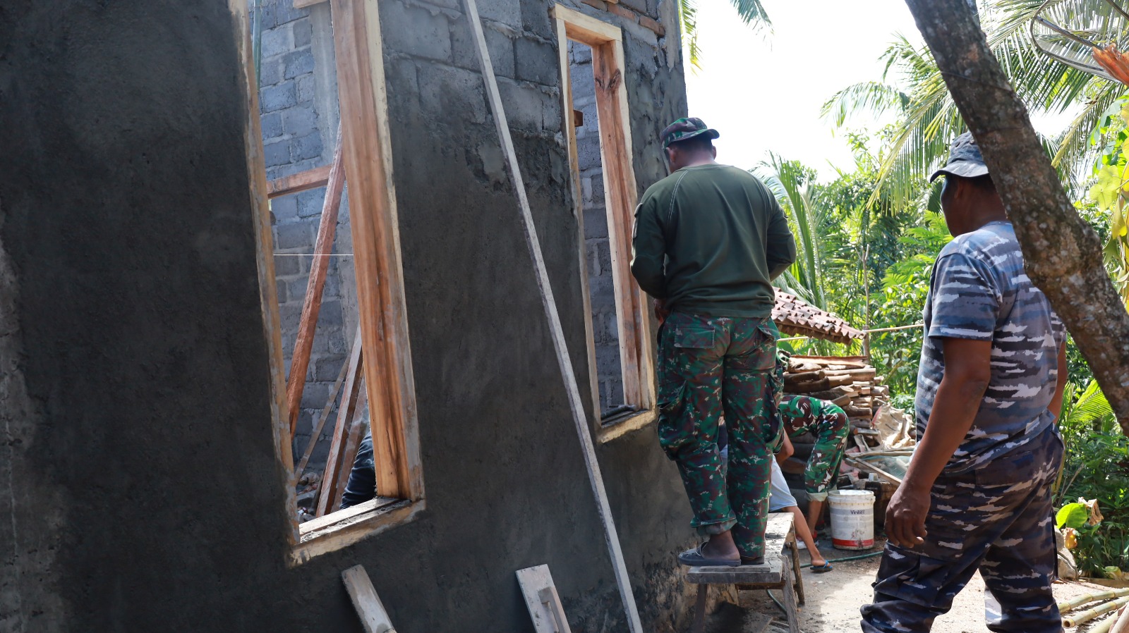 Biasa Bertugas di Laut, Prajurit TNI AL Kini Turun Tangan Bangun Rumah Warga Purworejo