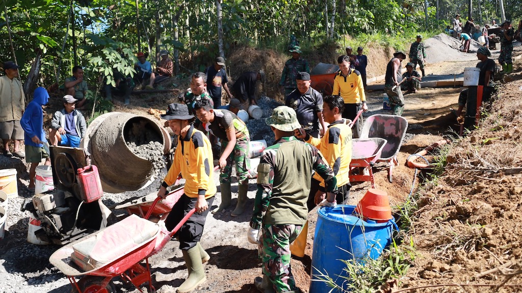 Keringat TNI dan Warga di Balik Ngebutnya Pembangunan TMMD Purworejo
