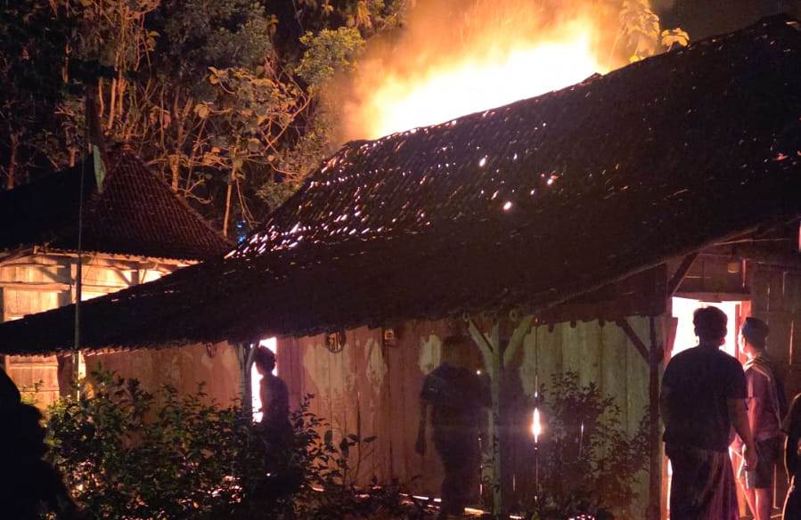 Kobaran Api Ludeskan Rumah di Suruh Semarang, Rohmat Ditemukan Tak Bernyawa