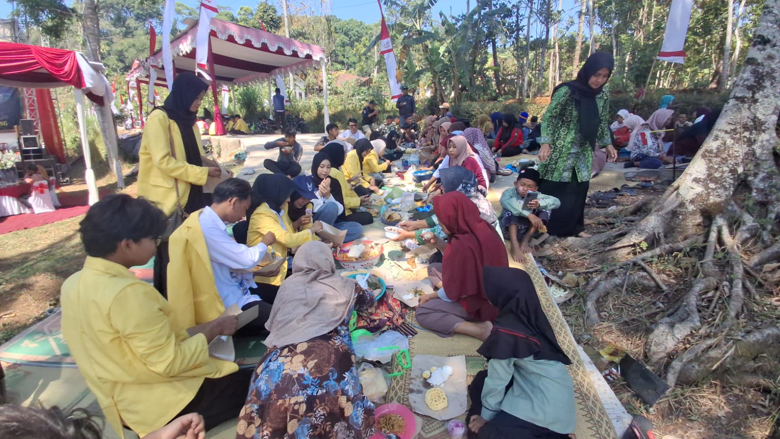 Jalan TMMD Desa Cukil Rampung, Warga Gelar Kenduri di Bawah Pohon Besar