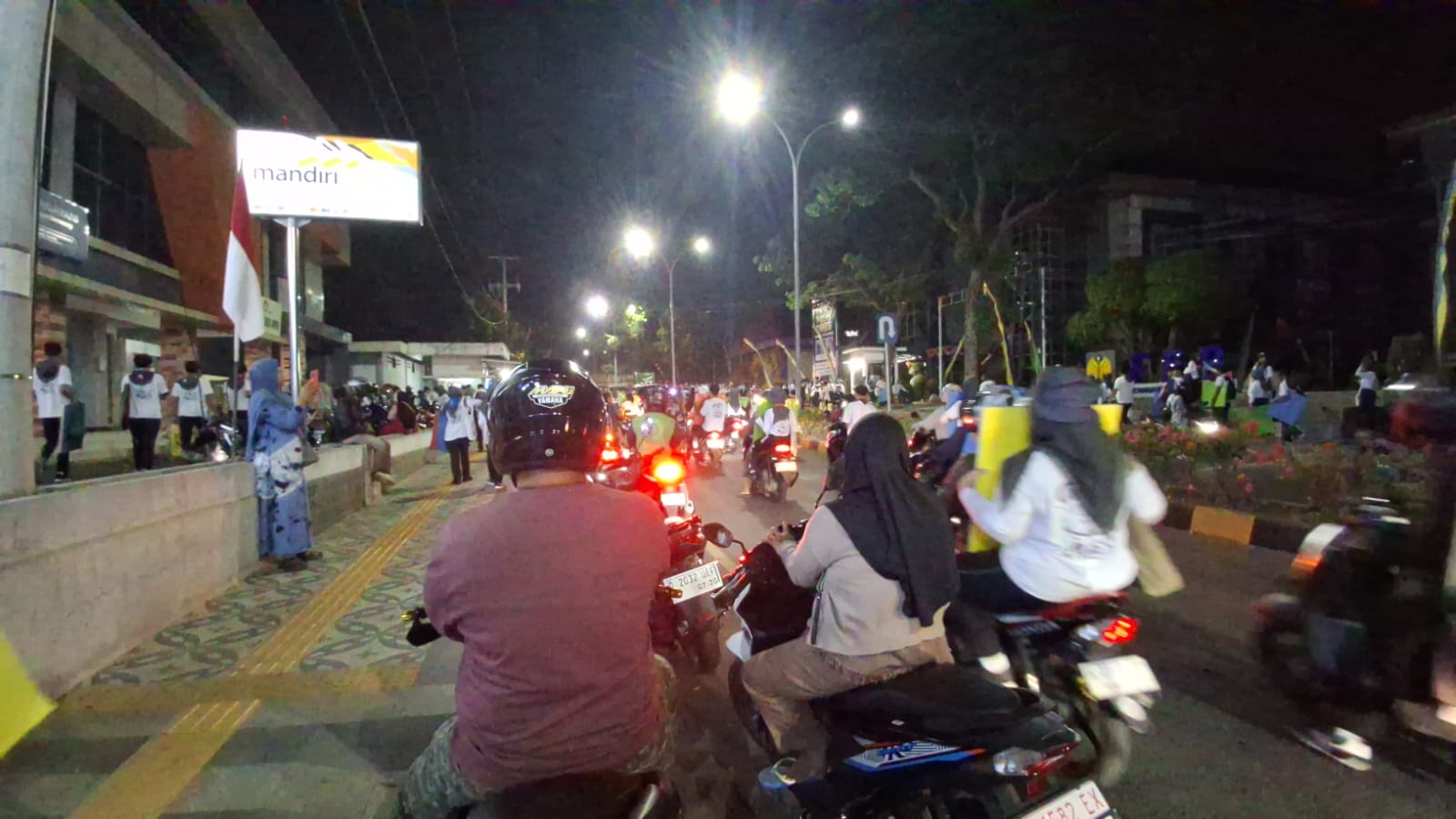 Belum Azan Subuh, Kampus UNNES Sudah Penuh Ribuan Mahasiswa Baru untuk Papermob
