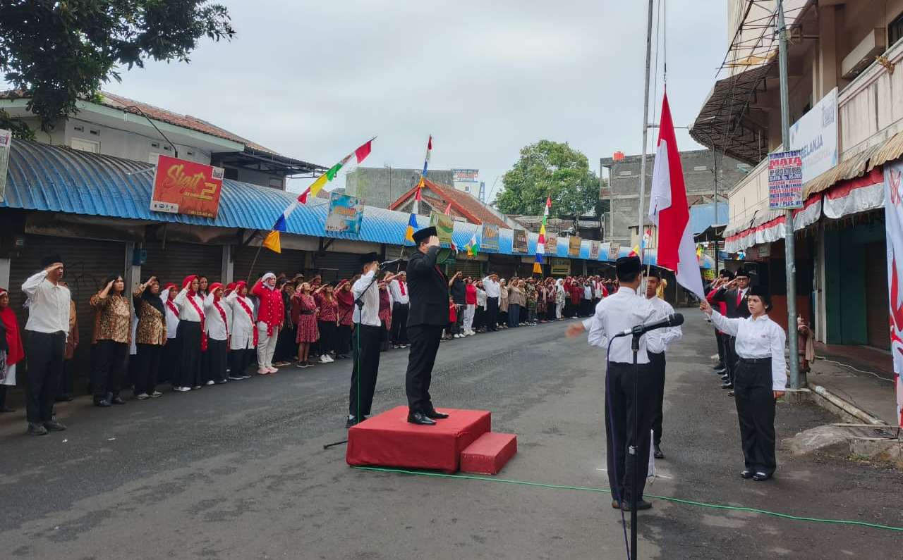 Warga Pancuran Salatiga Gelar Upacara di Pasar Raya II, Tekad Hapus Stigma Kampung Preman